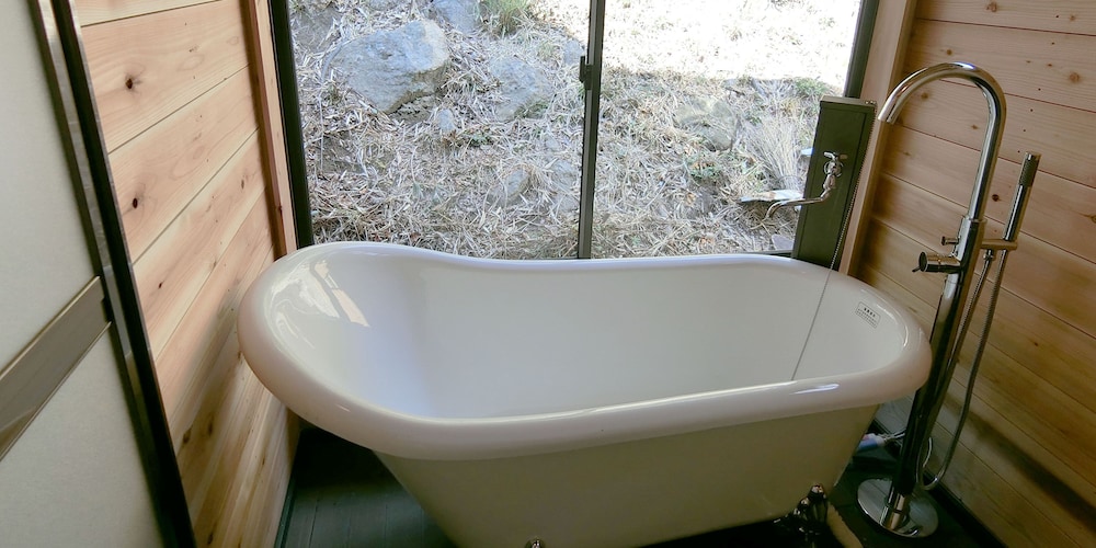 デラックス ヴィラ 1 ベッドルーム キッチン パーシャル オーシャン ビュー 深めの浴槽1 | しらはまの宿 明時別荘