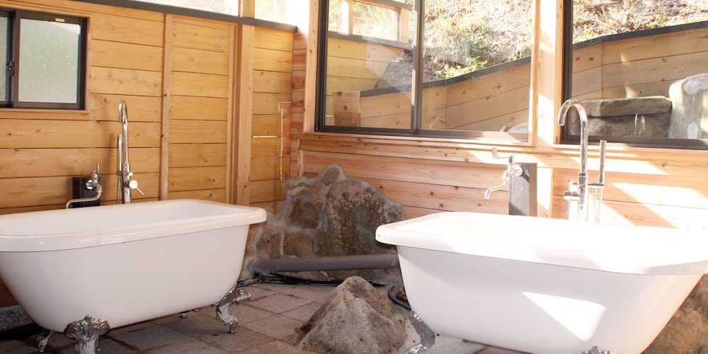 スーペリアファミリールーム (二段ベッド 170×100 センチメートル) 深めの浴槽2 | しらはまの宿 明時別荘