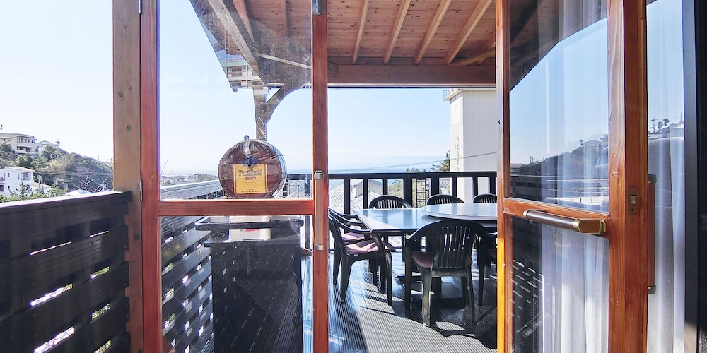 デラックス ヴィラ 1 ベッドルーム キッチン パーシャル オーシャン ビュー テラス / パティオ1 | しらはまの宿 明時別荘