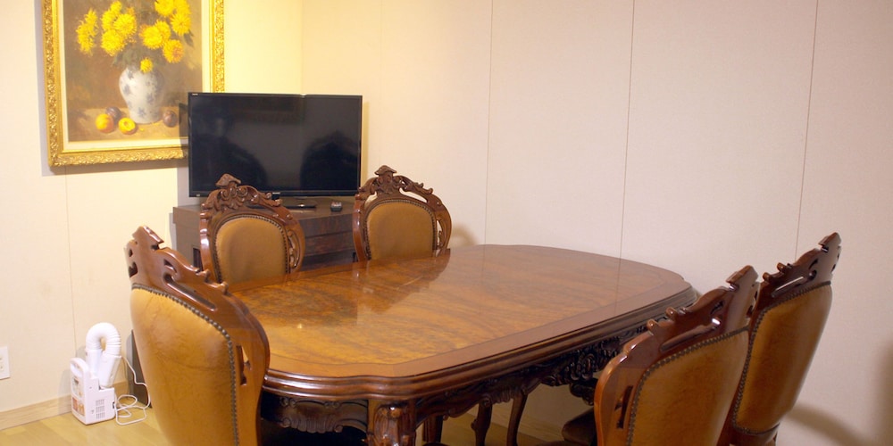 デラックス ヴィラ 1 ベッドルーム キッチン パーシャル オーシャン ビュー 客室内のダイニングエリア1 | しらはまの宿 明時別荘