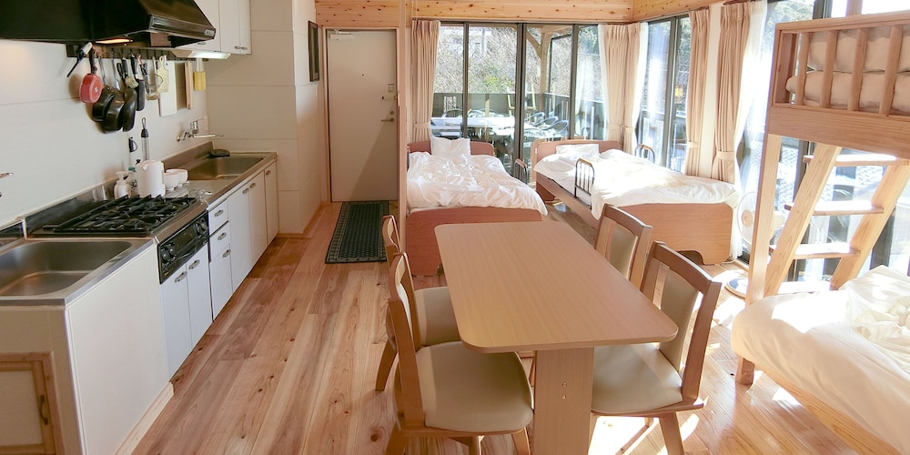 デラックス ヴィラ 1 ベッドルーム キッチン パーシャル オーシャン ビュー 客室内のダイニングエリア2 | しらはまの宿 明時別荘