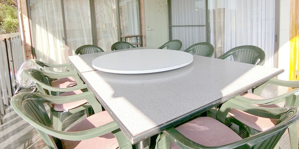 デラックス ヴィラ 1 ベッドルーム キッチン パーシャル オーシャン ビュー 客室内のダイニングエリア0 | しらはまの宿 明時別荘