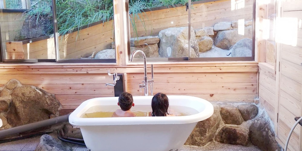 スーペリアファミリールーム (二段ベッド 170×100 センチメートル) 深めの浴槽0 | しらはまの宿 明時別荘