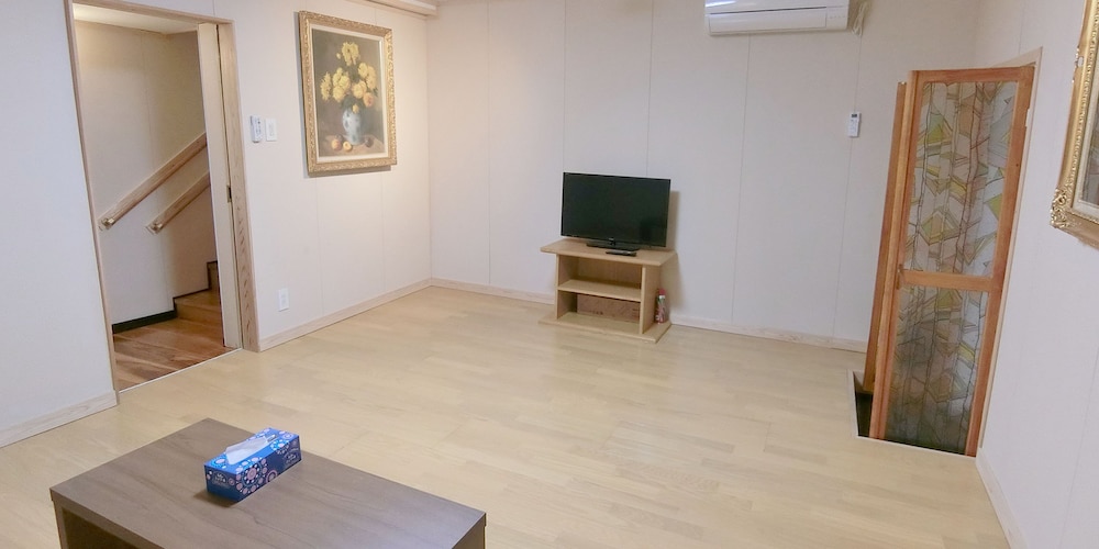 デラックス ヴィラ 1 ベッドルーム キッチン パーシャル オーシャン ビュー リビング エリア0 | しらはまの宿 明時別荘