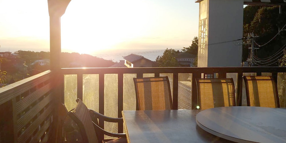 デラックス ヴィラ 1 ベッドルーム キッチン パーシャル オーシャン ビュー バルコニーからの眺望0 | しらはまの宿 明時別荘