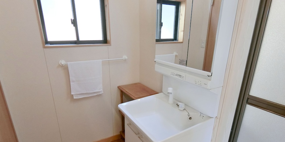 デラックス ヴィラ 1 ベッドルーム キッチン パーシャル オーシャン ビュー バスルーム0 | しらはまの宿 明時別荘