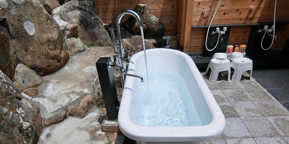 スーペリアファミリールーム (二段ベッド 170×100 センチメートル) 深めの浴槽3 | しらはまの宿 明時別荘