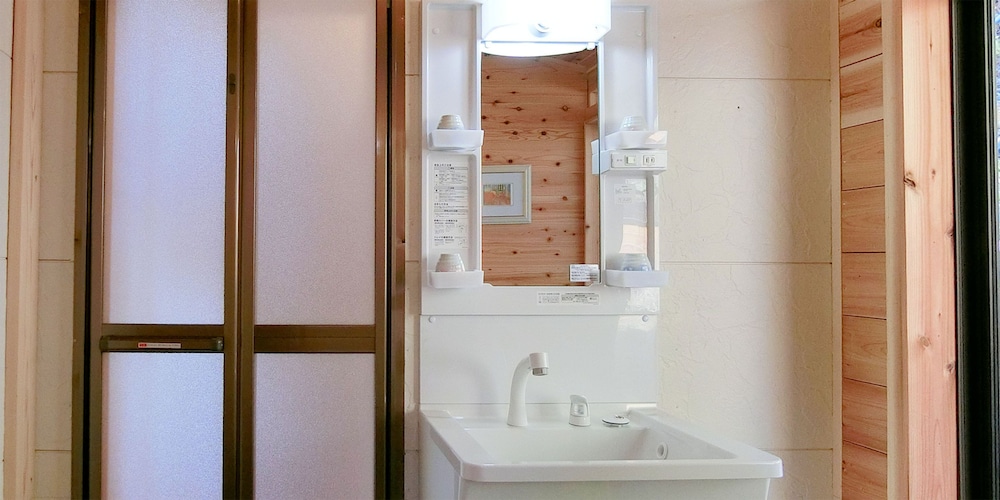 デラックス ヴィラ 1 ベッドルーム キッチン パーシャル オーシャン ビュー バスルームのシンク1 | しらはまの宿 明時別荘