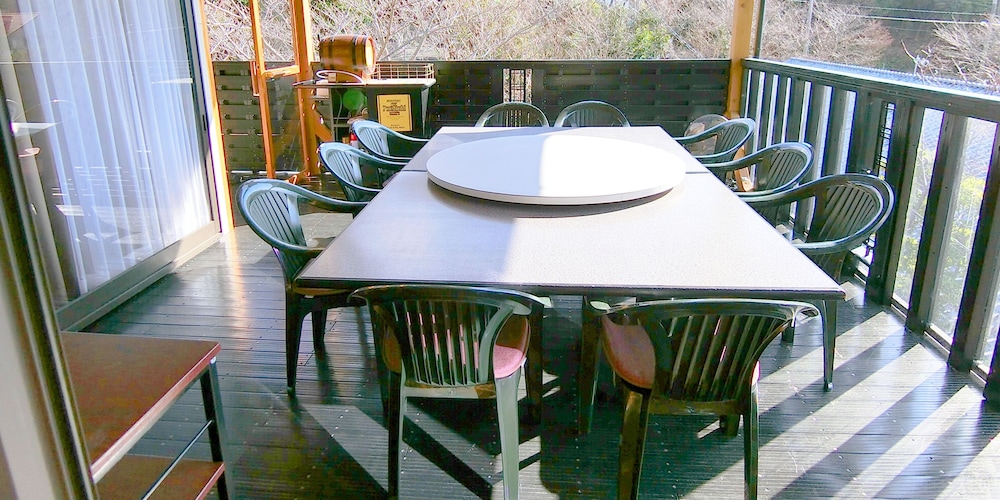 デラックス ヴィラ 1 ベッドルーム キッチン パーシャル オーシャン ビュー テラス / パティオ2 | しらはまの宿 明時別荘