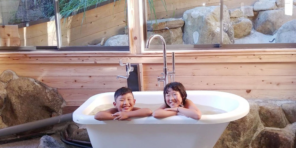 スーペリアファミリールーム (二段ベッド 170×100 センチメートル) 深めの浴槽1 | しらはまの宿 明時別荘