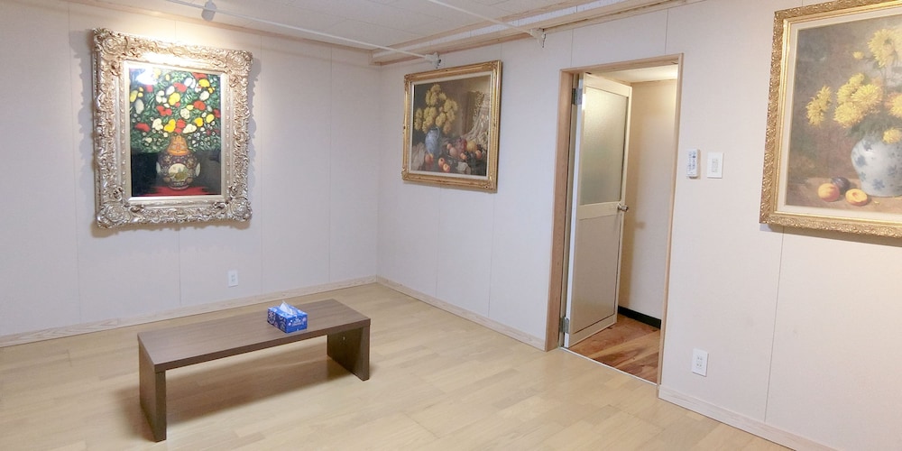 デラックス ヴィラ 1 ベッドルーム キッチン パーシャル オーシャン ビュー リビング エリア2 | しらはまの宿 明時別荘