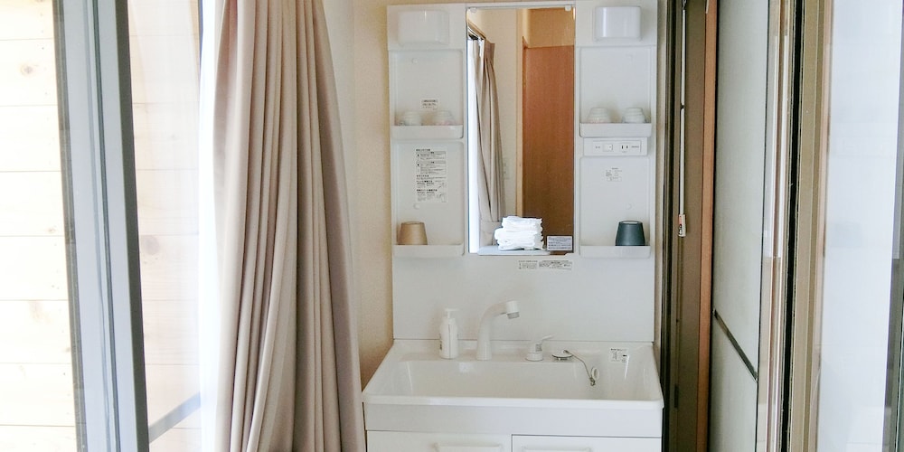 スーペリアファミリールーム (二段ベッド 170×100 センチメートル) バスルームのシンク0 | しらはまの宿 明時別荘