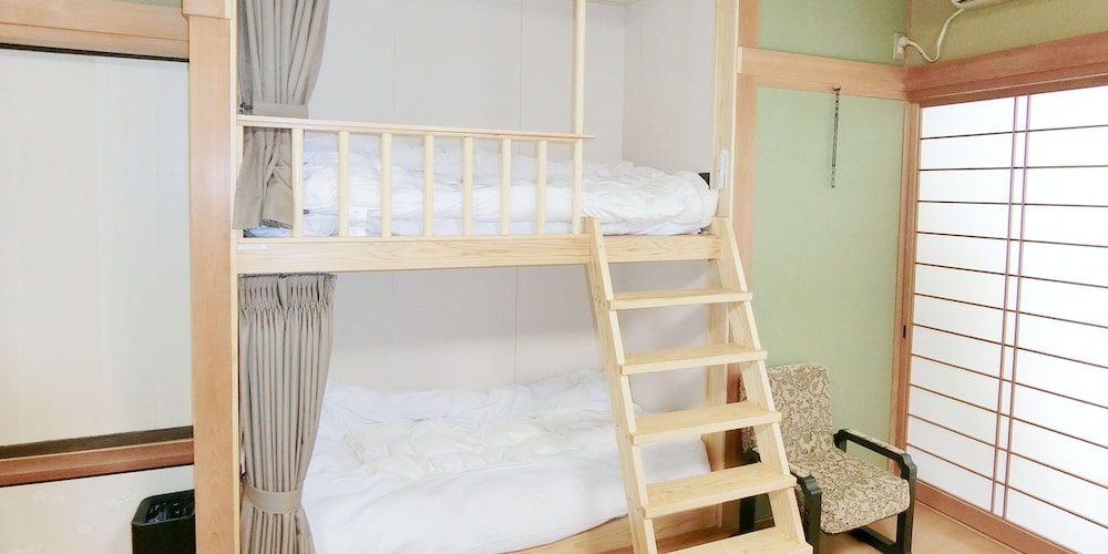 スーペリアファミリールーム (二段ベッド 170×100 センチメートル) 客室1 | しらはまの宿 明時別荘
