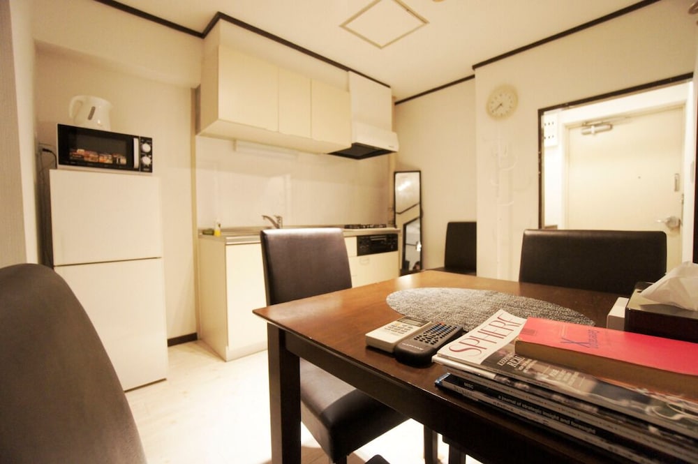 アパートメント 2 ベッドルーム 客室内のダイニングエリア1 | ウッディサンハイム 201