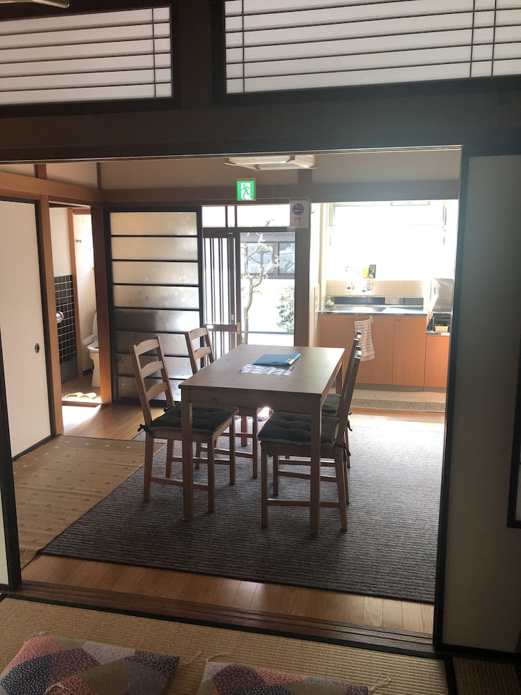 一棟貸し 客室内のダイニングエリア0 | 金澤八旅 千日