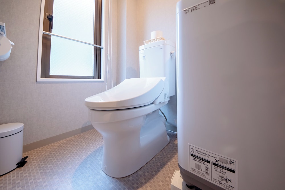 ダブルルーム 301 洗濯機付き バスルーム1 | ホテル 寧楽