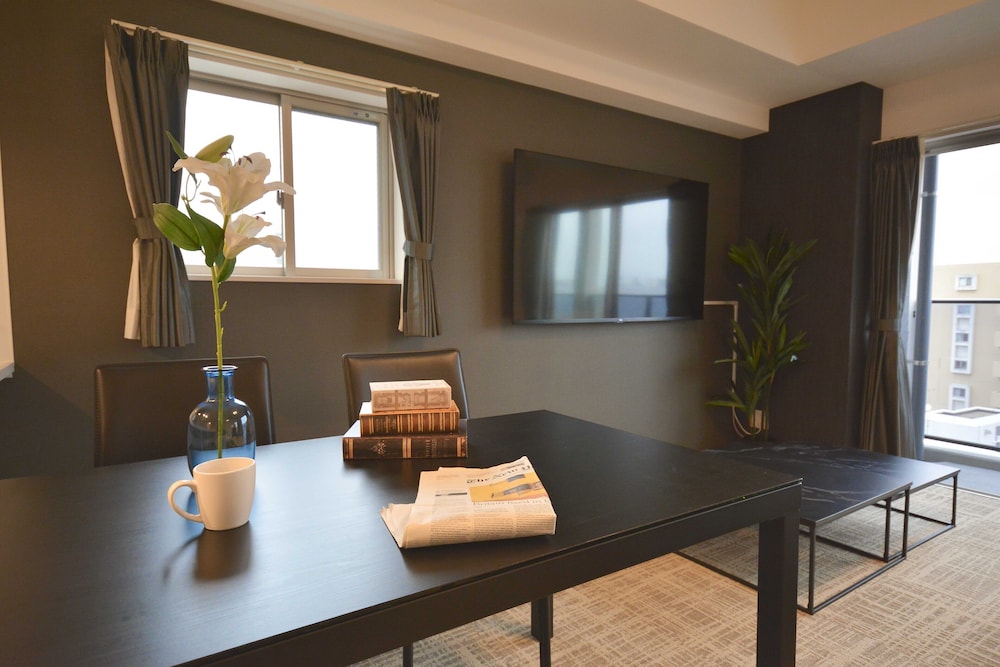 デラックス ルーム 客室内のダイニングエリア0 | The Grand Residence Hotel Tenjin