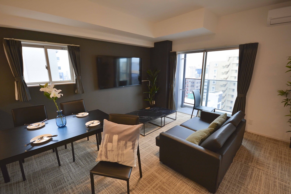 デラックス ルーム リビング エリア3 | The Grand Residence Hotel Tenjin