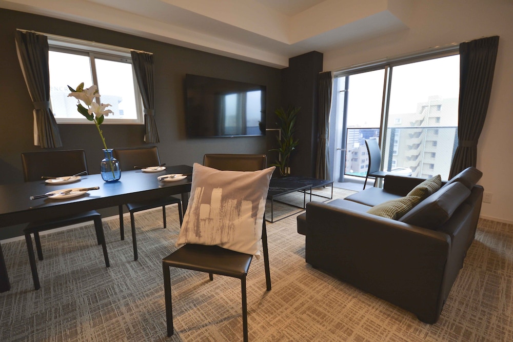 デラックス ルーム リビング エリア5 | The Grand Residence Hotel Tenjin