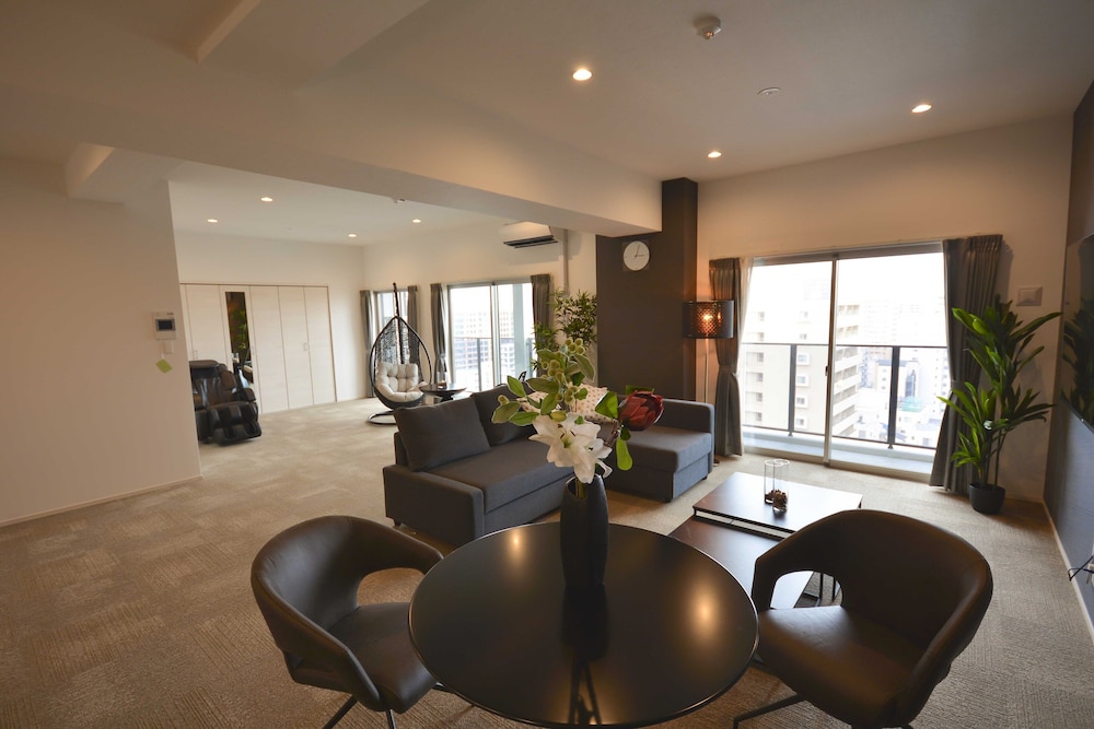 プライベート ルーム リビング エリア1 | The Grand Residence Hotel Tenjin