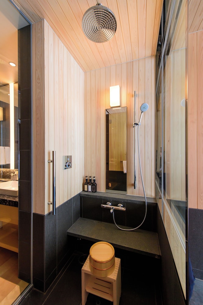 山の間 (6歳以上は有料, 最大2名様) 禁煙 バスルームのシャワー0 | ニセコ羊蹄の宿 楽 水山