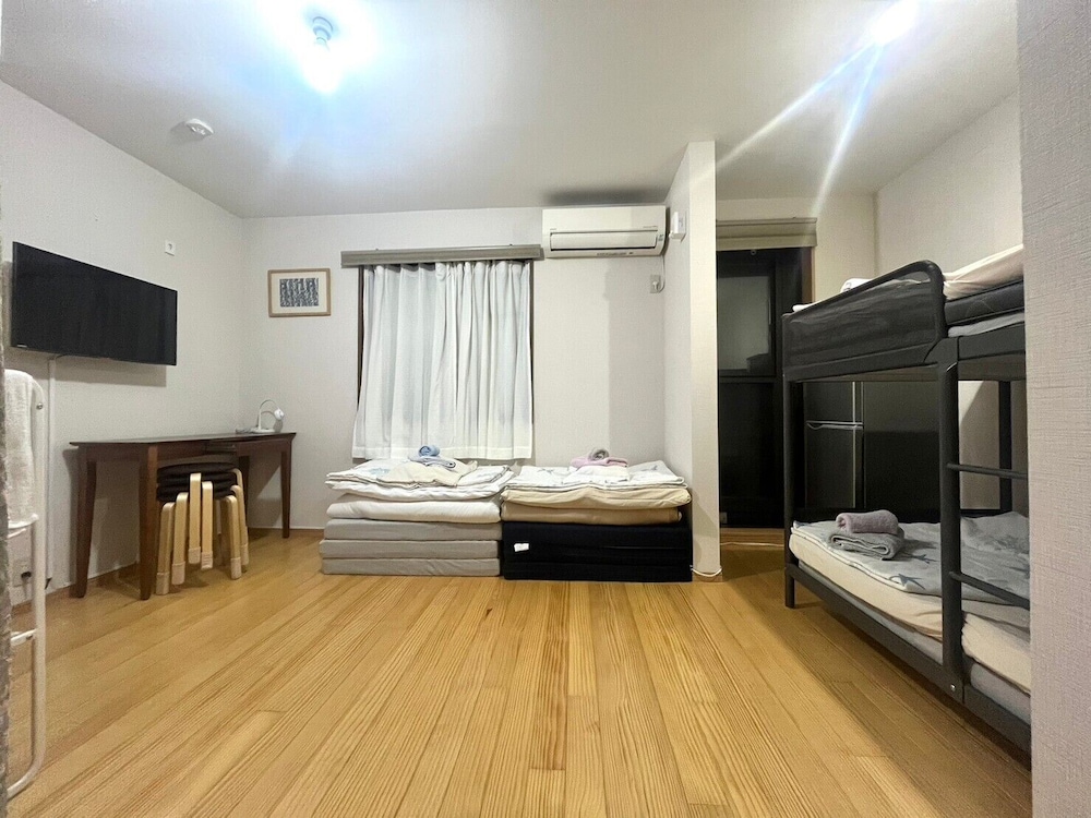 ベーシック 4 人部屋 1 ベッドルーム テレビ3 | Sadie's Home