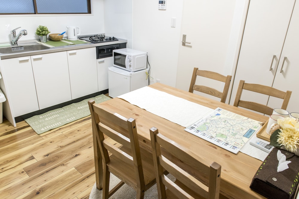 アパートメント 2 ベッドルーム (401) 客室内のダイニングエリア1 | ZAITO 東京菊川民宿 (ZAITO Tokyo Kikukawa Economy Inn)