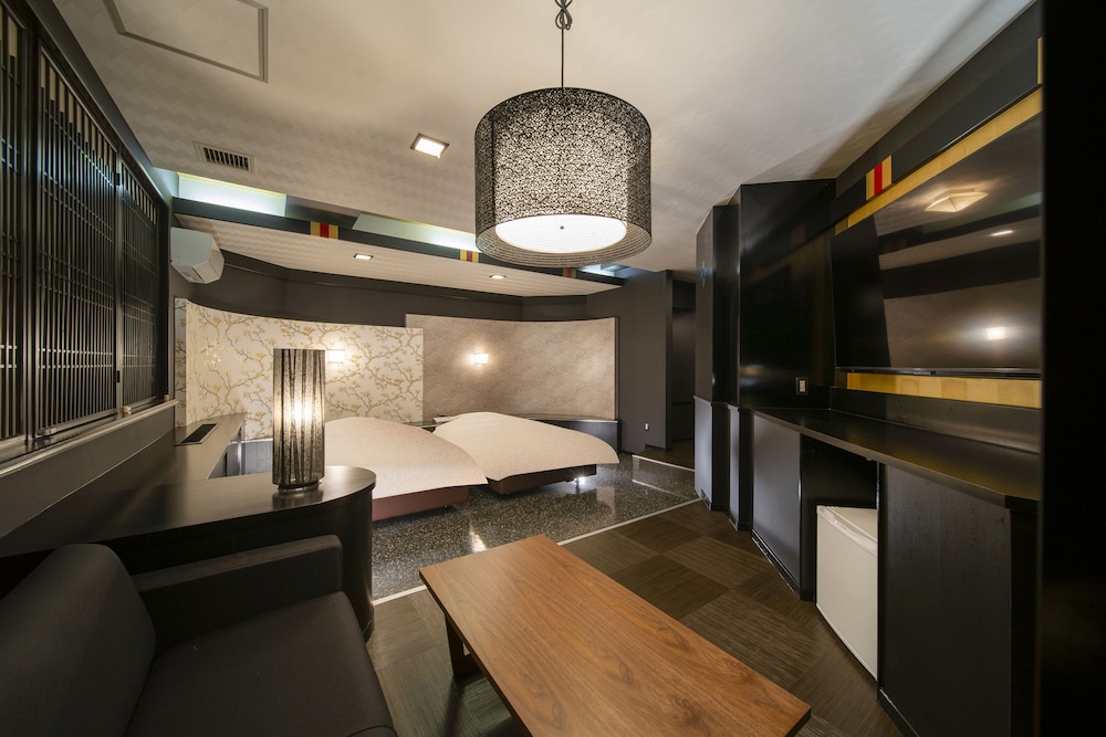 [喫煙] ツイン デザイナーズルーム | ロイヤルホテルうお八別邸