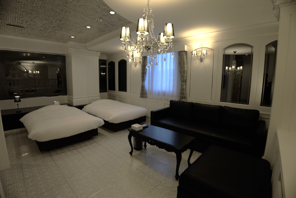 [禁煙] ツイン デザイナーズルーム 客室1 | ロイヤルホテルうお八別邸