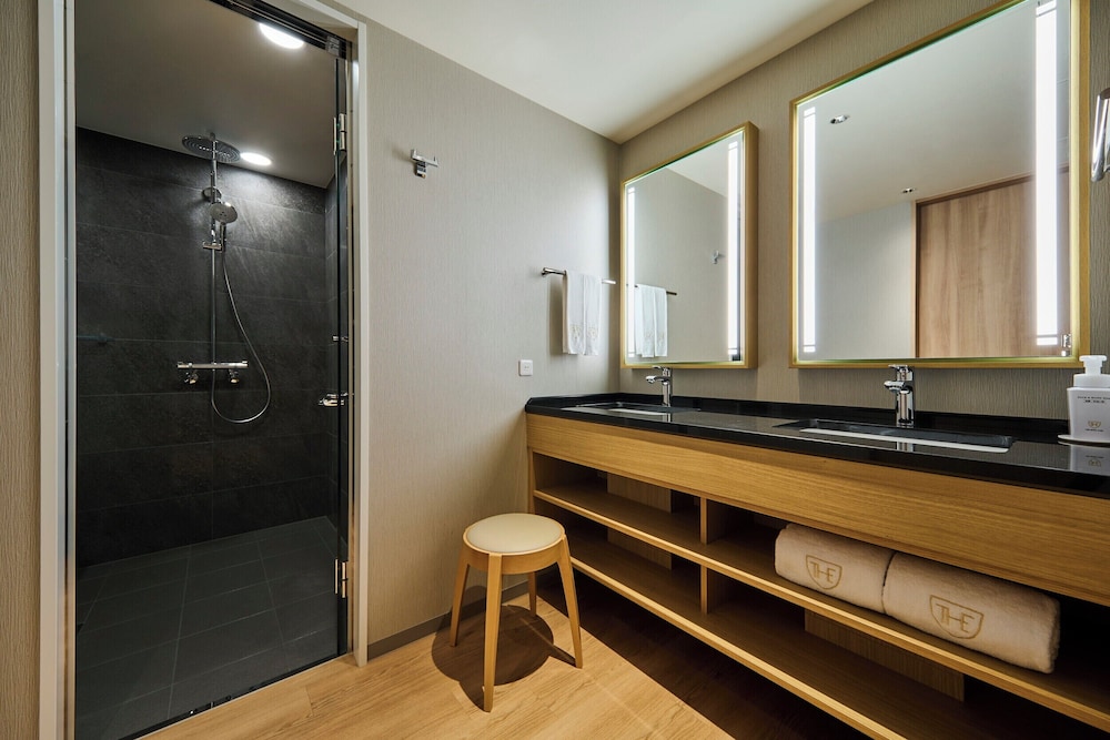 スイート シングルベッド 2 台 客室1 | ザ ロイヤルパークホテル 京都梅小路