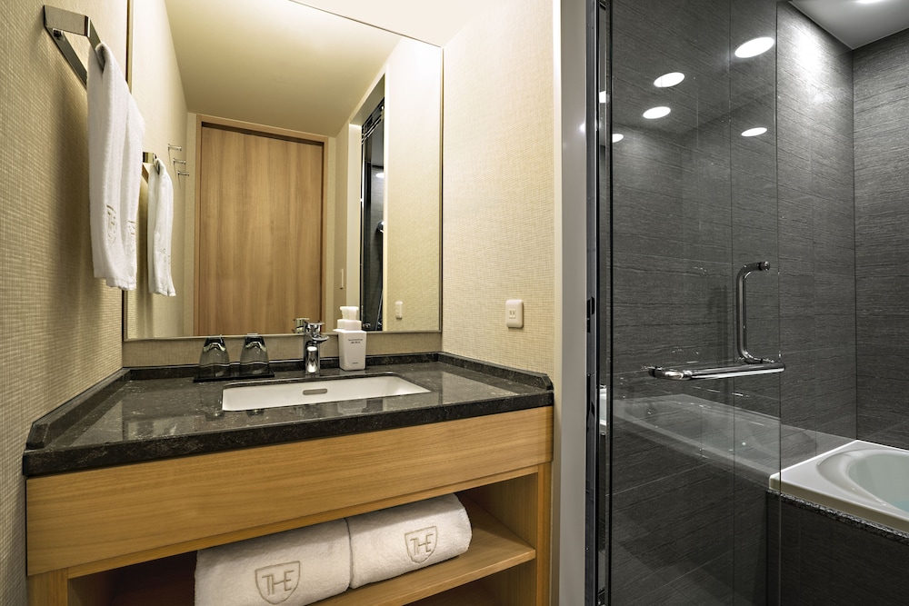 コーナー デラックス ツインルーム 禁煙 バスルーム2 | ザ ロイヤルパークホテル 京都梅小路