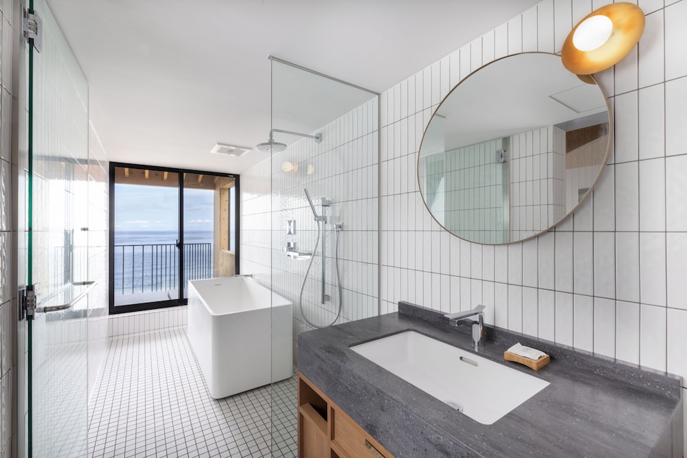 Suite Slow Terrace [ 2F スイートルーム + テラス ] 淡路島ならではの朝食と瀬戸内海の眺望を愉しむO&Bプラン 朝食付き バスルーム0 | KAMOME SLOW HOTEL