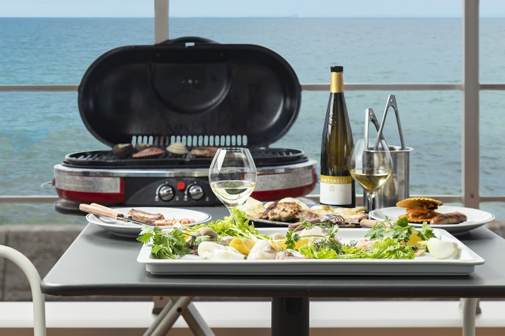 YUCCA BBQプラン 朝食/夕食付 客室内のダイニングエリア0 | KAMOME SLOW HOTEL