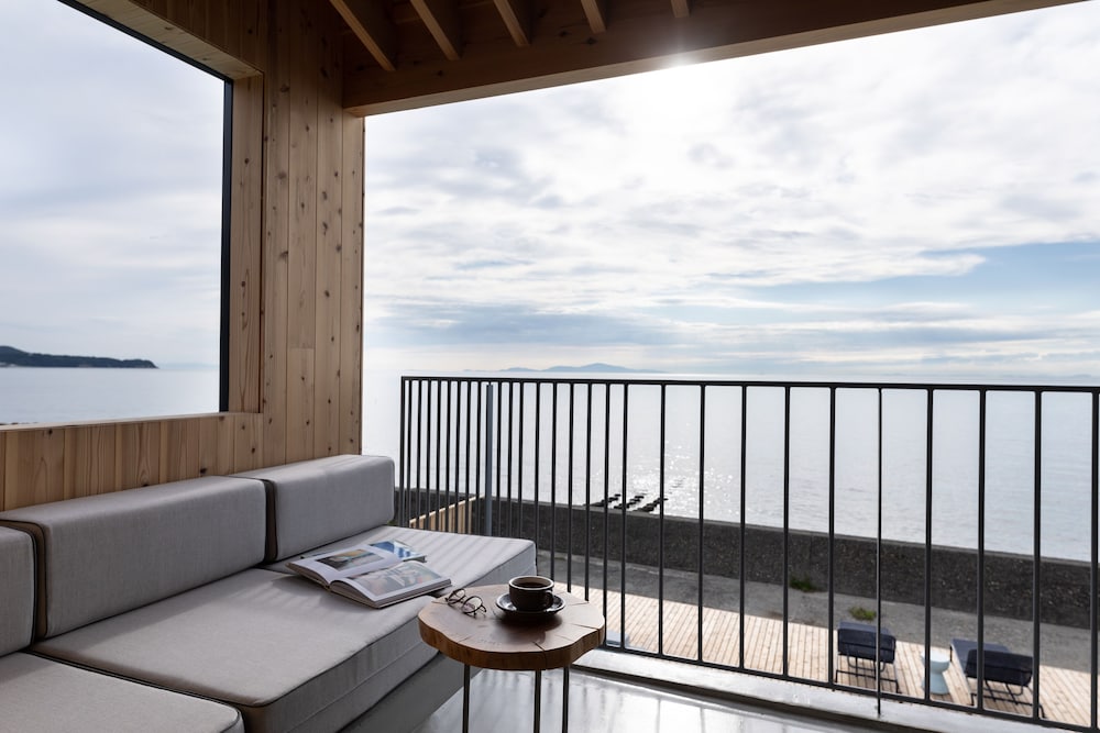 Superior Slow Terrace [ 2F スーペリアルーム + テラス ] 淡路島ならではの朝食と瀬戸内海の眺望を愉しむO&Bプラン 朝食付き バルコニー0 | KAMOME SLOW HOTEL