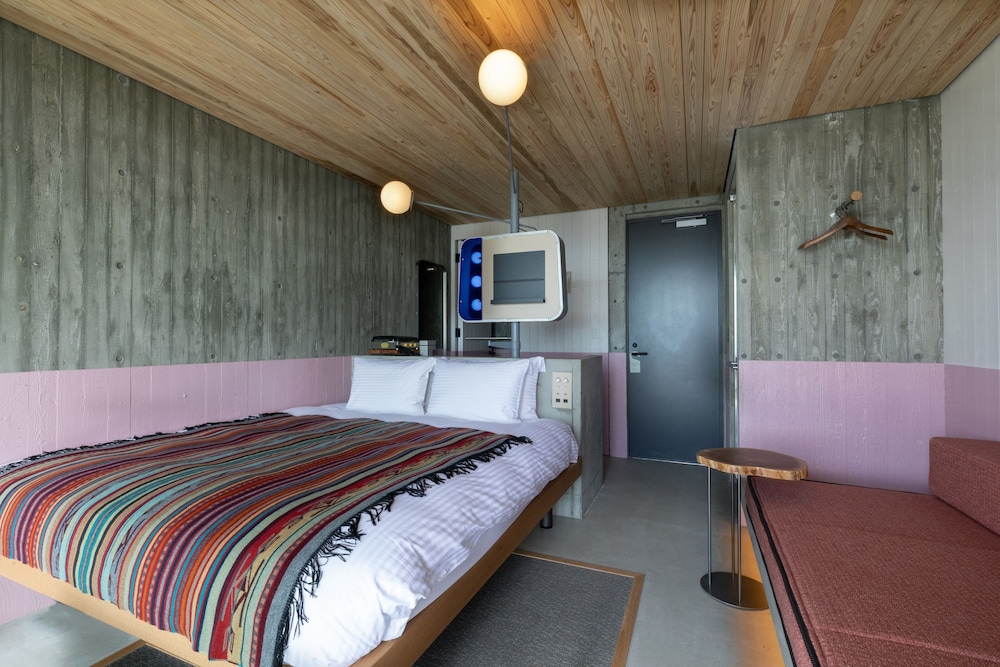 Superior with Garden [ 1F スーペリアルーム + ガーデンテラス ] 淡路島ならではの朝食と瀬戸内海の眺望を愉しむO&Bプラン 朝食付き 客室1 | KAMOME SLOW HOTEL