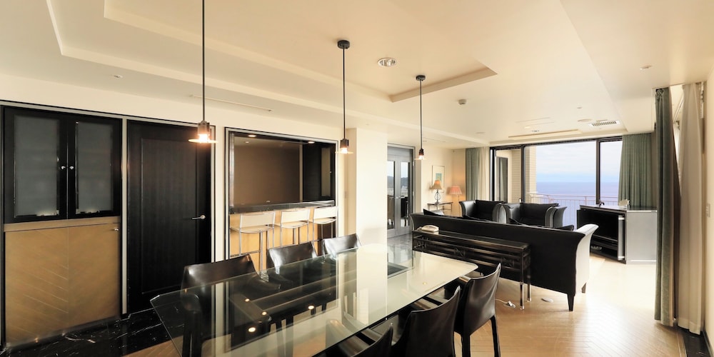 [オーシャンビュー] 客室最上階 32階ロイヤルスイートルーム/アフターグロウ 禁煙 | 鴨川グランドタワー