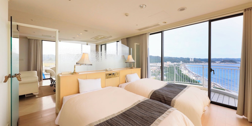 [オーシャンビュー] 客室最上階 32階ロイヤルスイートルーム (専用サウナとジャグジー付き) / パインクレスト 禁煙 客室2 | 鴨川グランドタワー