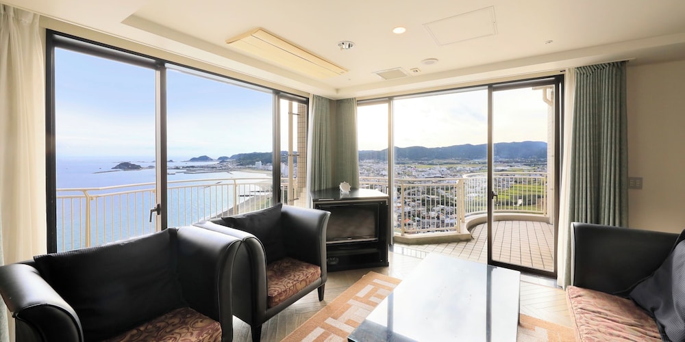 [オーシャンビュー] 客室最上階 32階ロイヤルスイートルーム/アフターグロウ 禁煙 客室1 | 鴨川グランドタワー