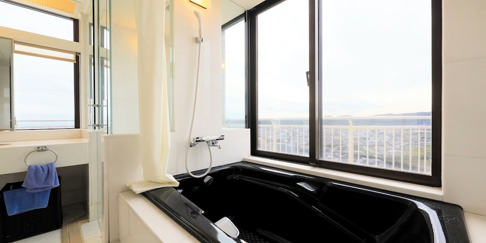 [オーシャンビュー] 客室最上階 32階ロイヤルスイートルーム/アフターグロウ 禁煙 バスルーム0 | 鴨川グランドタワー