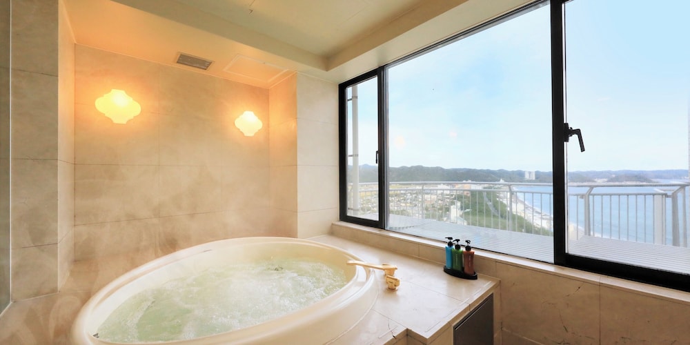 [オーシャンビュー] 客室最上階 32階ロイヤルスイートルーム (専用サウナとジャグジー付き) / パインクレスト 禁煙 バスルーム0 | 鴨川グランドタワー