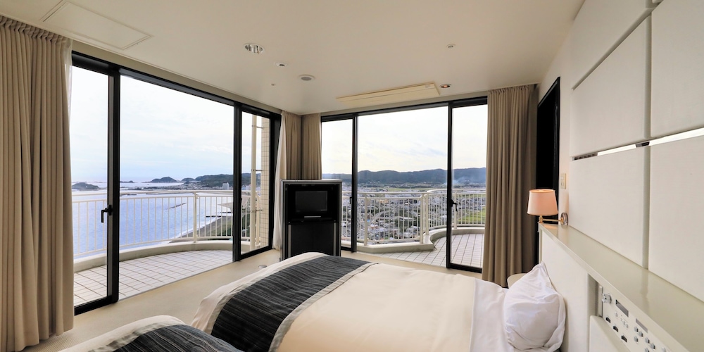 [オーシャンビュー] 客室最上階 32階ロイヤルスイートルーム/アフターグロウ 禁煙 客室2 | 鴨川グランドタワー