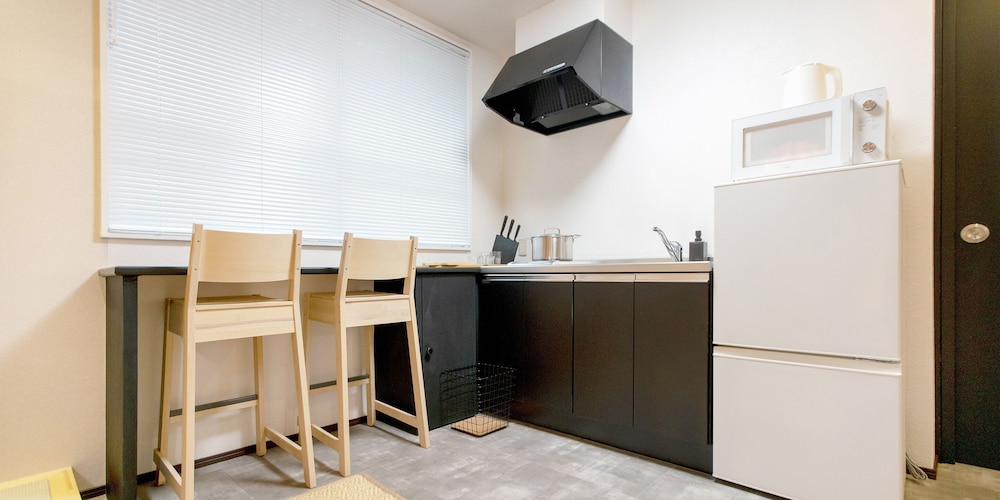 クイーンスイート 客室内のダイニングエリア0 | TSUBAME HOTEL 浅草橋