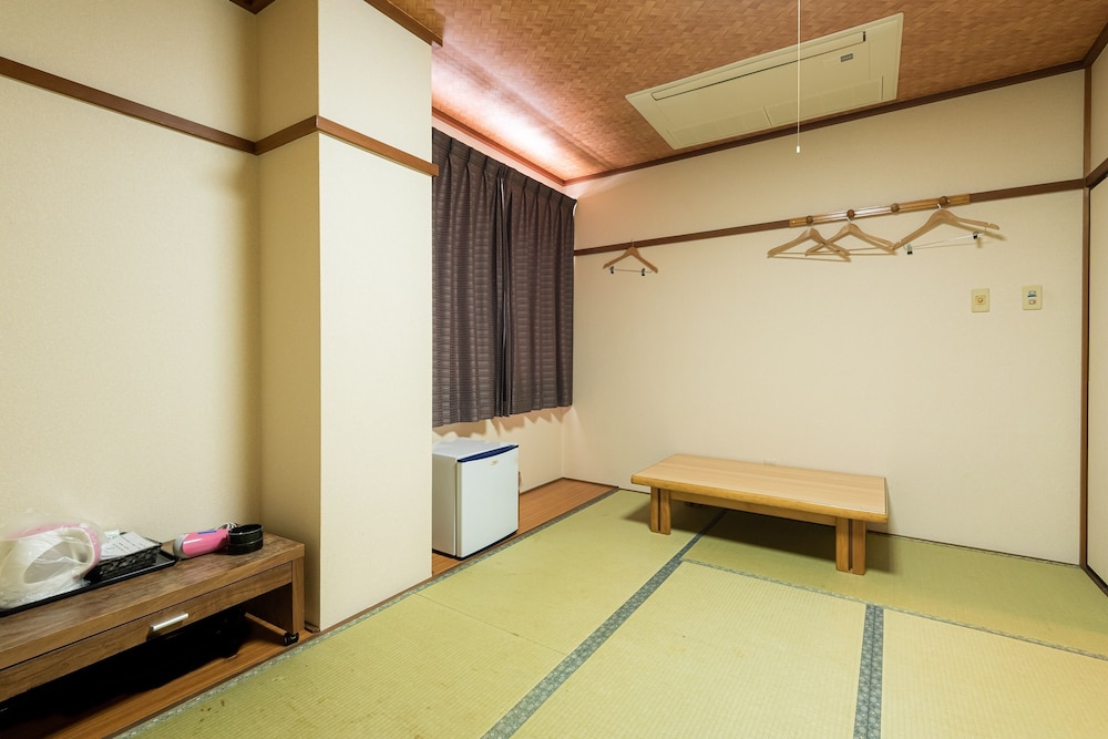 和室2名用 喫煙可 共用バスルーム 客室3 | Tabist ビジネスホテル くらま 彦根