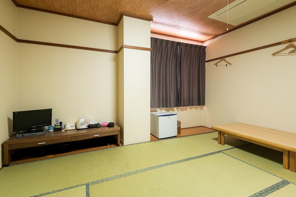 和室2名用 喫煙可 共用バスルーム 客室1 | Tabist ビジネスホテル くらま 彦根