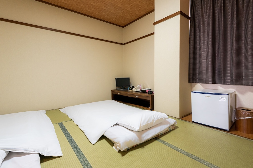 和室2名用 喫煙可 共用バスルーム 客室2 | Tabist ビジネスホテル くらま 彦根