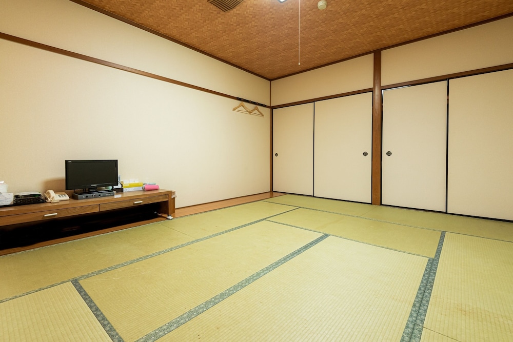 和室4名用 喫煙可 共用バスルーム | Tabist ビジネスホテル くらま 彦根