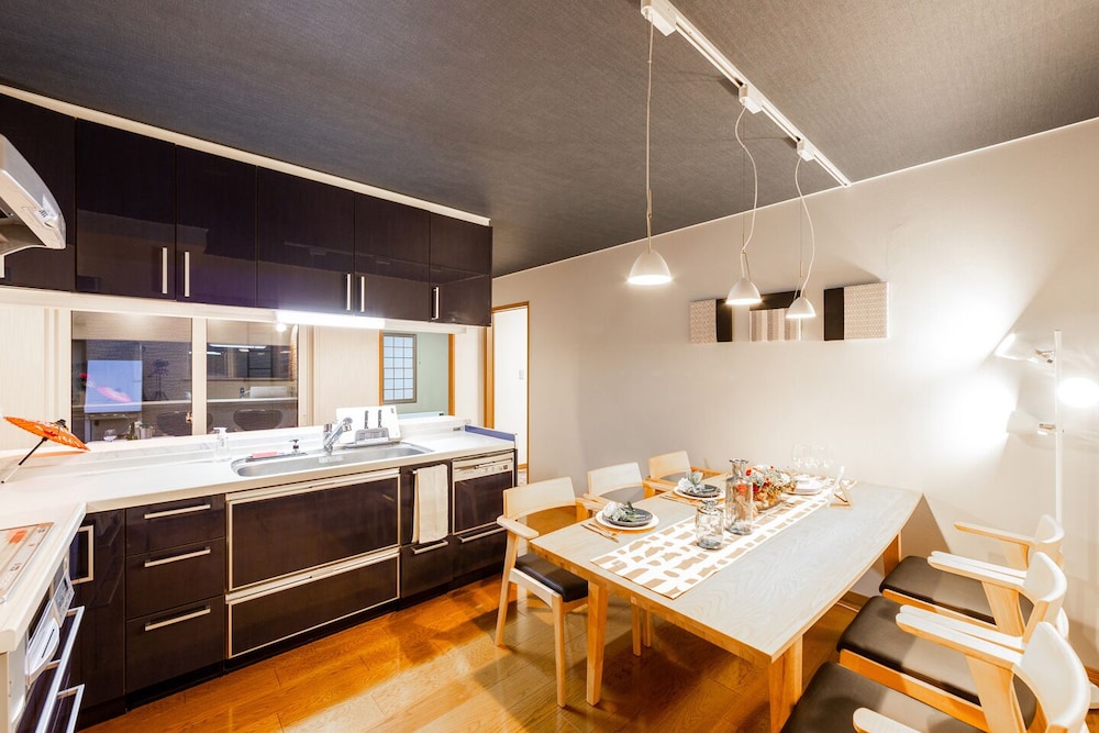 1棟貸し 客室内のダイニングエリア2 | The Worldwide House