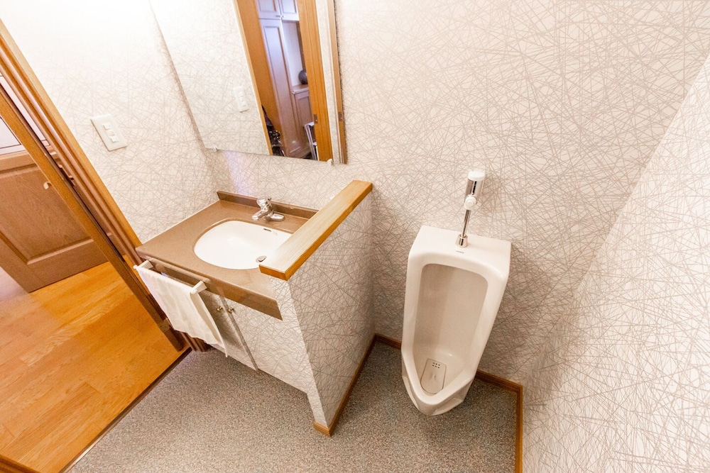 1棟貸し バスルームのシンク0 | The Worldwide House