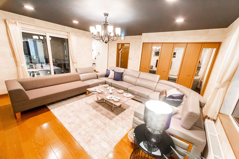 1棟貸し リビングルーム4 | The Worldwide House