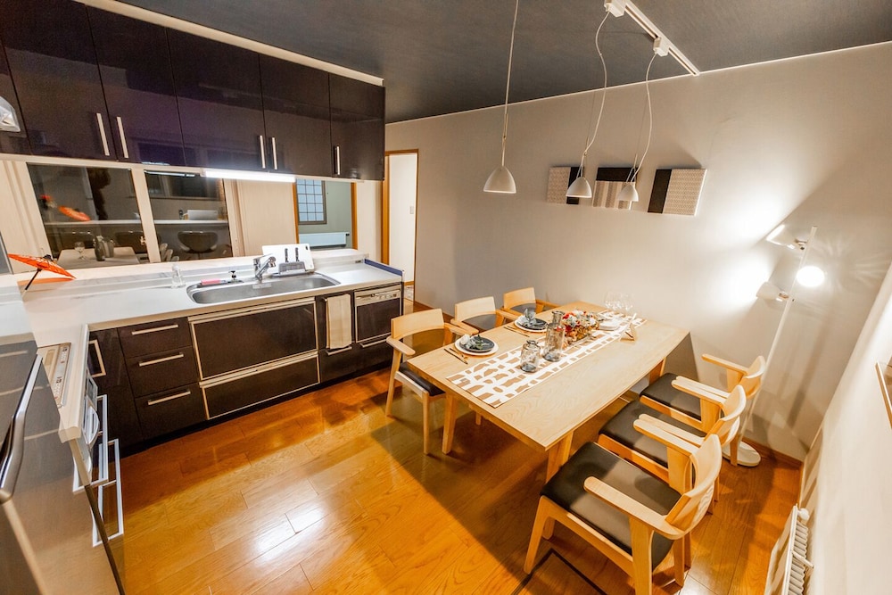 1棟貸し 客室内のダイニングエリア1 | The Worldwide House